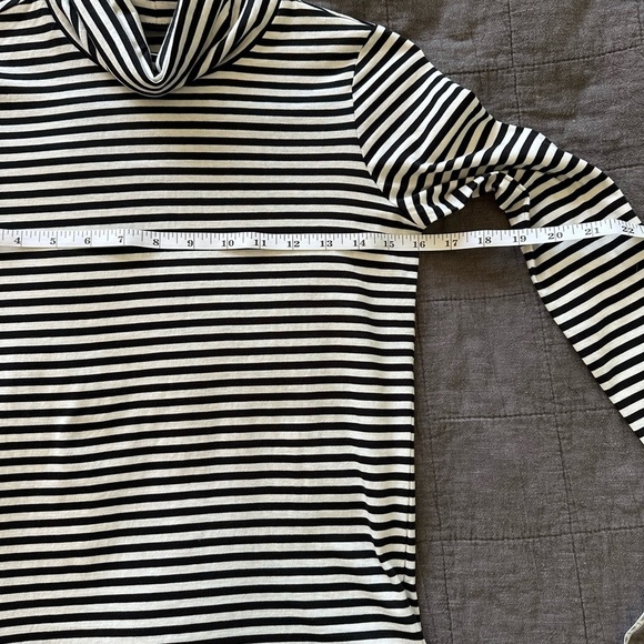 Everlane | The Organic Cotton Turtleneck - Picture 9 of 12